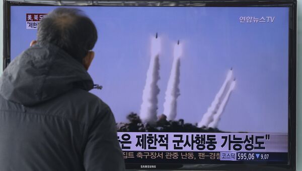 O homem na Coreia do Sul vê o lançamento de foguetes antinavios norte-coreanos  - Sputnik Brasil