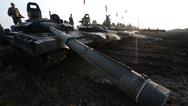 Tanques russos T-72 durante exercícios conjuntos sino-russos Missão Pacífica em 2013 - Sputnik Brasil