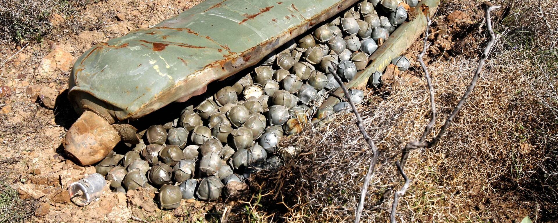 Bombas de fragmentação lançadas por aviões militares israelenses durante guerra entre o Hezbollah e Israel (foto de arquivo) - Sputnik Brasil, 1920, 08.03.2023