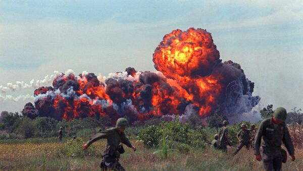 Ataque aéreo norte-americano com napalm durante a Guerra do Vietnã, 1966 - Sputnik Brasil