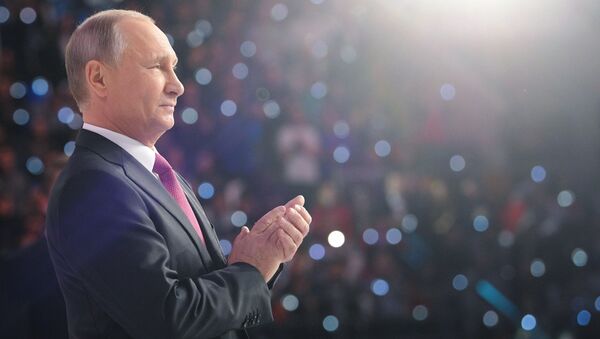 Presidente russo, Vladimir Putin, durante o discurso na cerimônia de condecoração Voluntário da Rússia 2017 no Palácio de Esportes Megasport em Moscou - Sputnik Brasil