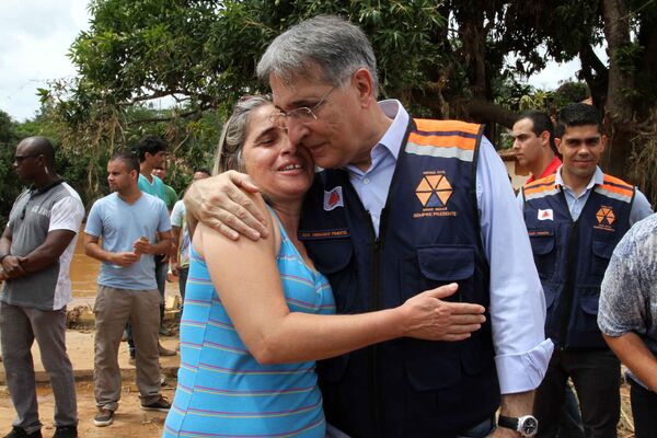 Pimentel consola vítima da tragédia. - Sputnik Brasil