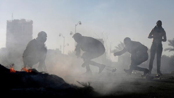 Manifestantes palestinos se escondem durantes confrontos com tropas israelenses perto de povoados judeus - Sputnik Brasil