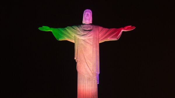 Monumento do Cristo Redentor no Rio de Janeiro iluminado com cores da bandeira portuguesa nas vésperas do início da Copa do Mundo no Brasil, em 11 de junho de 2014 - Sputnik Brasil