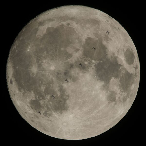 Estação Espacial Internacional com Lua em fundo - Sputnik Brasil