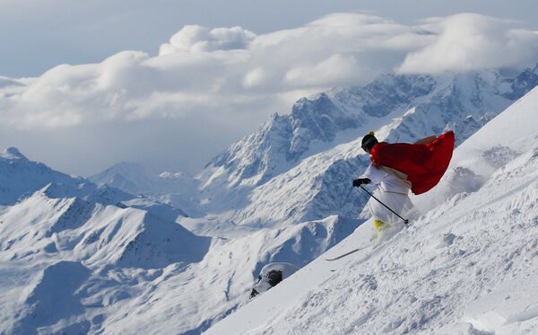 Homem vestido do Papai Noel esquia na Suíça - Sputnik Brasil