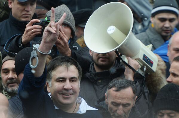 Mikhail Saakashvili, ex-governador de Odessa e ex-presidente georgiano, com seus partidários em Kiev - Sputnik Brasil
