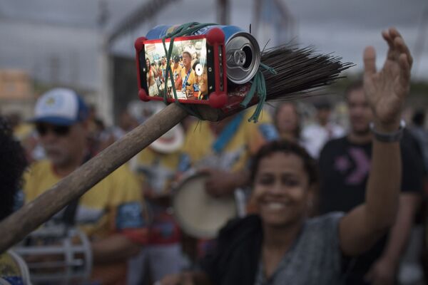 Selfie feita com uso de lata e lambaz no Dia Nacional do Samba no Rio de Janeiro - Sputnik Brasil