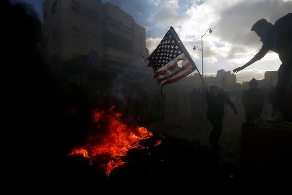 Palestinos queimam bandeira norte-americana em confrontos com polícia israelense - Sputnik Brasil