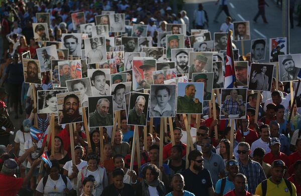 Pessoas com cartazes de Fidel Castro marcham pelas ruas de Santiago de Cuba em memória do dia em que o líder cubano foi enterrado - Sputnik Brasil