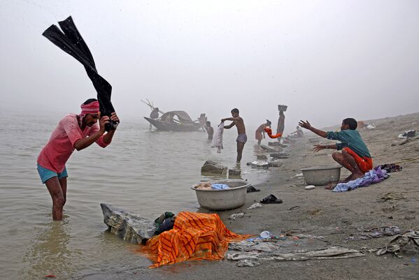 Pessoas lavam roupa no rio Brahmaputra, Índia - Sputnik Brasil