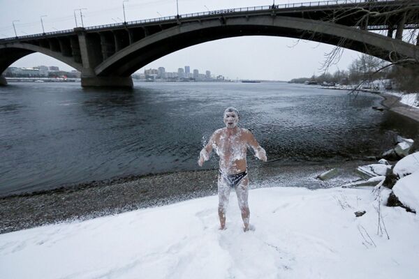 Nadador de inverno russo, Aleksandr Yaroshenko, na margem do rio Enisei - Sputnik Brasil