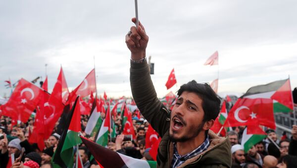 Manifestantes com bandeiras turcas e palestinas protestando contra o reconhecimento de Jerusalém como capital de Israel, em Istanbul, Turquia, 10 de dezembro de 2017 - Sputnik Brasil