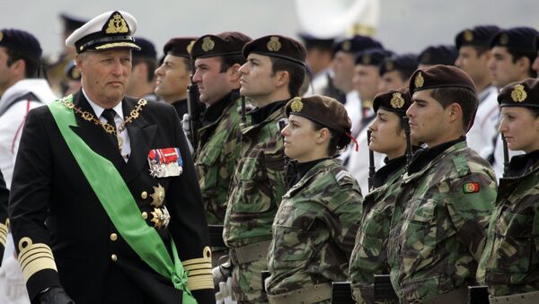 Rei Harald da Noruega passa revista às tropas portuguesas em 27 de maio de 2008 - Sputnik Brasil