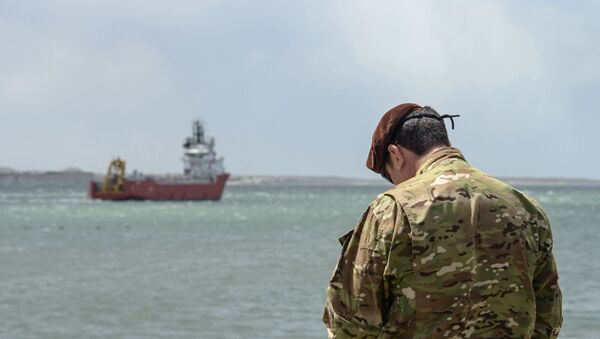 Militar da Marinha norte-americana no porto de Comodoro Rivadavia na partida do navio Sophie Siem - Sputnik Brasil