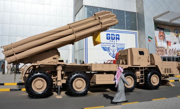 Lança-foguetes russo Smerch durante a exposição internacional de armamentos Gulf Defence & Aerospace 2017 na cidade de Kuwait - Sputnik Brasil