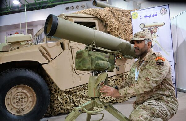 Militar do exército kuwaitiano junto ao sistema móvel de mísseis antitanque Kornet-E, na versão de exportação, durante a exposição internacional de armamentos Gulf Defence & Aerospace 2017, no Kuwait - Sputnik Brasil