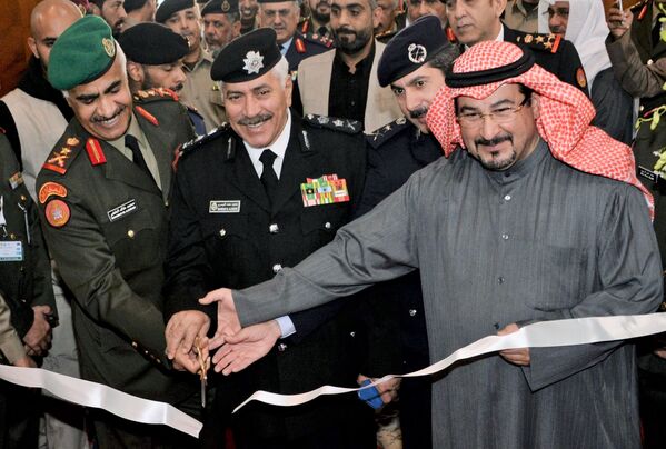 Chefe do Estado-Maior das Forças Armadas do Kuwait, tenente-general Mohammed Khalid Khader (à esquerda), durante a cerimônia solene de abertura da mostra Gulf Defence & Aerospace 2017, no Kuwait - Sputnik Brasil