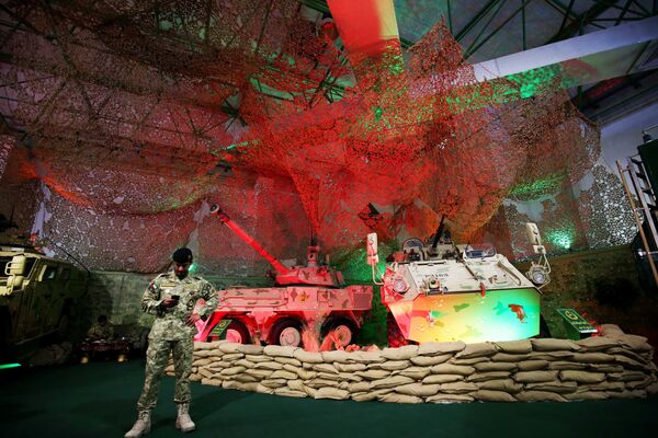 Militar kuwaitiano em frente a veículos blindados e peças de artilharia móvel na exposição internacional de armamentos Gulf Defence & Aerospace 2017 na cidade de Kuwait - Sputnik Brasil