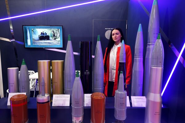 Participante da mostra junto a poderosos projéteis russos expostos na mostra internacional de armamentos Gulf Defence & Aerospace 2017, no Kuwait - Sputnik Brasil