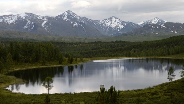 Um lago na região russa de Altai (foto de arquivo) - Sputnik Brasil
