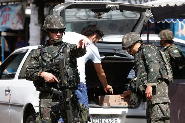 Exército faz operação na favela Nova Holanda, no Complexo da Maré, zona norte do Rio de Janeiro. - Sputnik Brasil