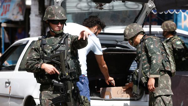 Exército faz operação na favela Nova Holanda, no Complexo da Maré, zona norte do Rio de Janeiro. - Sputnik Brasil