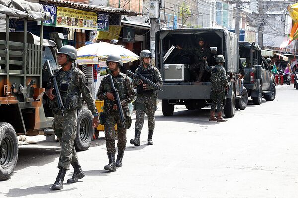 Exército faz operação na favela Nova Holanda, no Complexo da Maré, zona norte do Rio de Janeiro - Sputnik Brasil