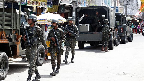 Exército faz operação na favela Nova Holanda, no Complexo da Maré, zona norte do Rio de Janeiro - Sputnik Brasil