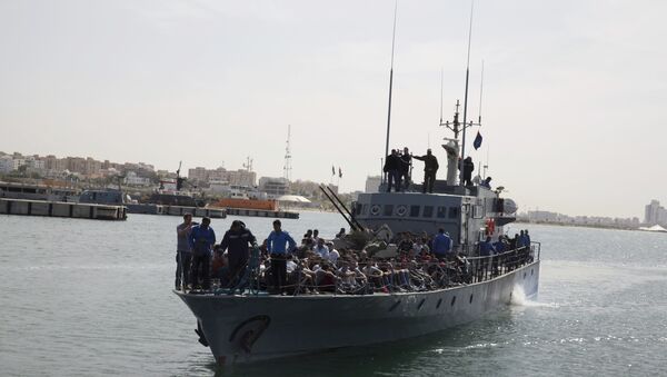 Migrantes líbios chegam a Trípoli - Sputnik Brasil