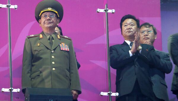 General Hwang Pyong-so nos Jogos Asiáticos de 2014 (à esquerda) - Sputnik Brasil
