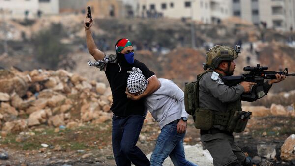 Agentes dos serviços secretos israelenses que trabalham à paisana detêm um manifestante palestino perto do povoado de Beit El, a pouca distância da cidade de Ramallah, na Cisjordânia, em 13 de dezembro de 2017 - Sputnik Brasil