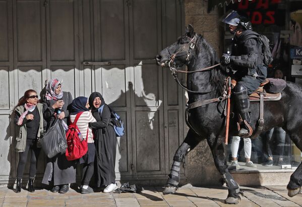 Mulheres assustadas com policial israelense que dispersa manifestantes palestinos em Jerusalém oriental - Sputnik Brasil