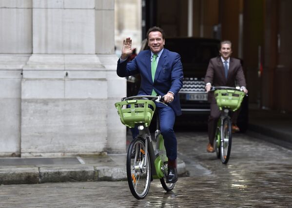 Ex-governador do estado da Califórnia, Arnold Schwarzenegger, dá volta de bicicleta em Paris - Sputnik Brasil