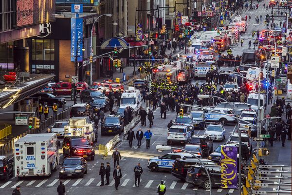 Polícia no local da explosão ocorrida no centro de Nova York em 11 de dezembro - Sputnik Brasil