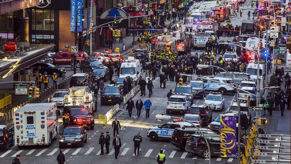 Polícia no local da explosão ocorrida no centro de Nova York em 11 de dezembro - Sputnik Brasil