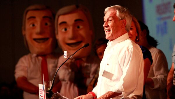 Chilean presidential candidate Sebastian Pinera delivers a speech after leading in the first round of general elections, in Santiago - Sputnik Brasil