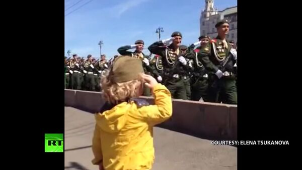 'Little General': Troops salute a kid in Moscow on V-Day - Sputnik Brasil