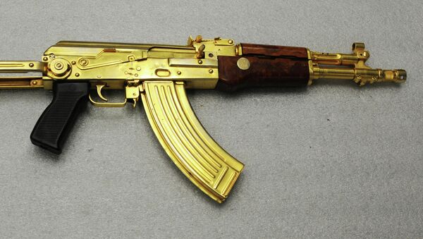 Um Kalashnikov de ouro (arquivo) - Sputnik Brasil