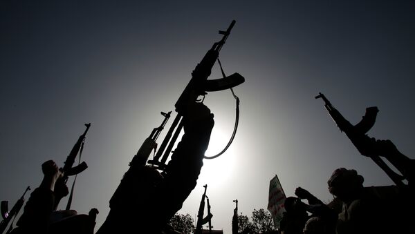 Rebeldes xiitas, conhecidas como houthis, protestam contra ataques aéreos sauditas - Sputnik Brasil