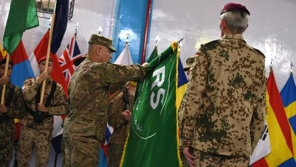 General John Campbell abre a bandeira da missão Resolute Support, da OTAN, em dezembro de 2014, marcando o fim da operação do ISAF. - Sputnik Brasil