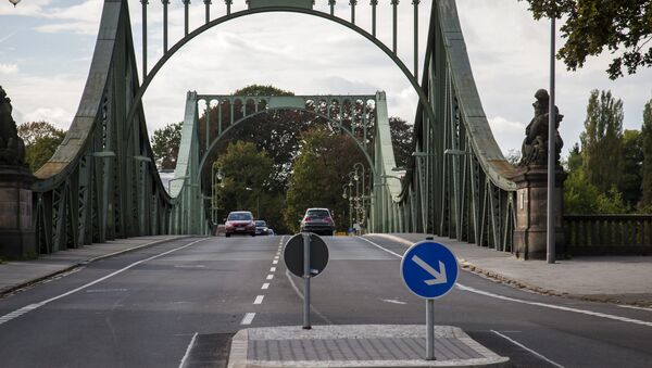 Ponte Glienicke (Glienicker Brücke), em Berlim, sobre o rio Havel, conectando a capital alemã com a cidade de Potsdam - Sputnik Brasil