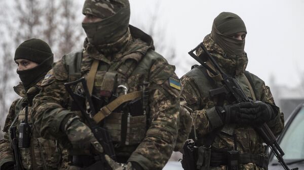 Soldados ucranianos patrulham o centro de assistência humanitária em Avdeevka, na Ucrânia - Sputnik Brasil