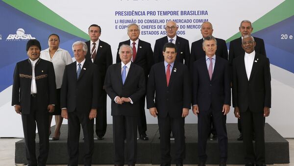 Presidentes do Mercosul e de países convidados posam para a foto oficial em Brasília - Sputnik Brasil