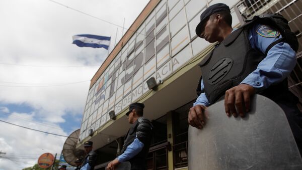Polícia faz a guarda do Tribunal Superior Eleitoral de Honduras em 30 de novembro. - Sputnik Brasil