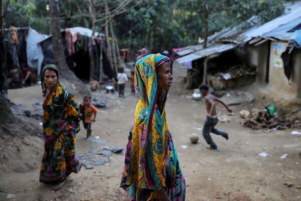 Refugiados rohingya no campo Kutupalong Hindu, no Bangladesh, em 17 de dezembro de 2017 - Sputnik Brasil
