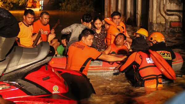 Operação de resgate após tempestade na ilha de Mindanao, nas Filipinas, 23 de dezembro de 2017 - Sputnik Brasil