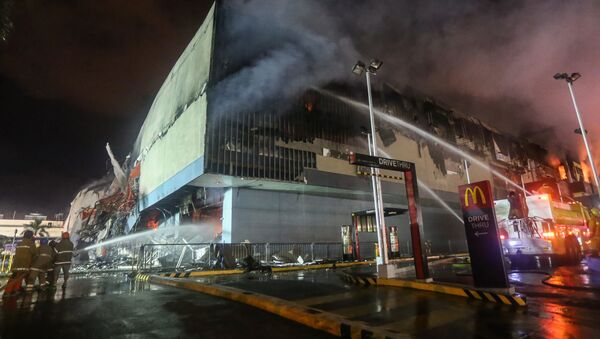 Bombeiros lutam para combater as chamas que atingiram um shopping na cidade de Davao, nas Filipinas - Sputnik Brasil