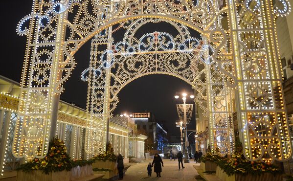Iluminação natalina, cujo tema nesse ano é a arte teatral, em uma das ruas centrais de Moscou - Sputnik Brasil