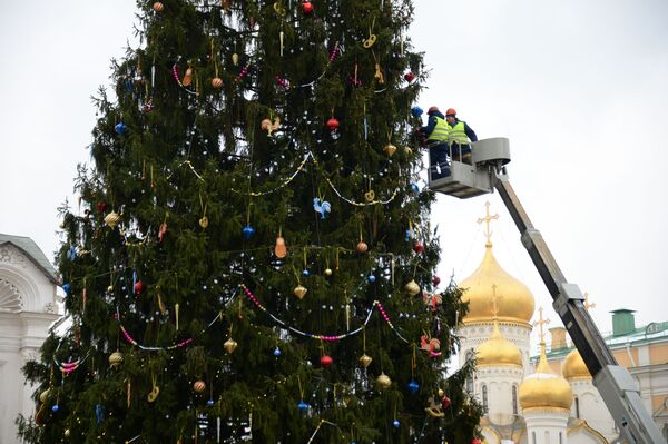 Empregados adornam a principal árvore de Natal no país, na praça das Catedrais, no Kremlin - Sputnik Brasil